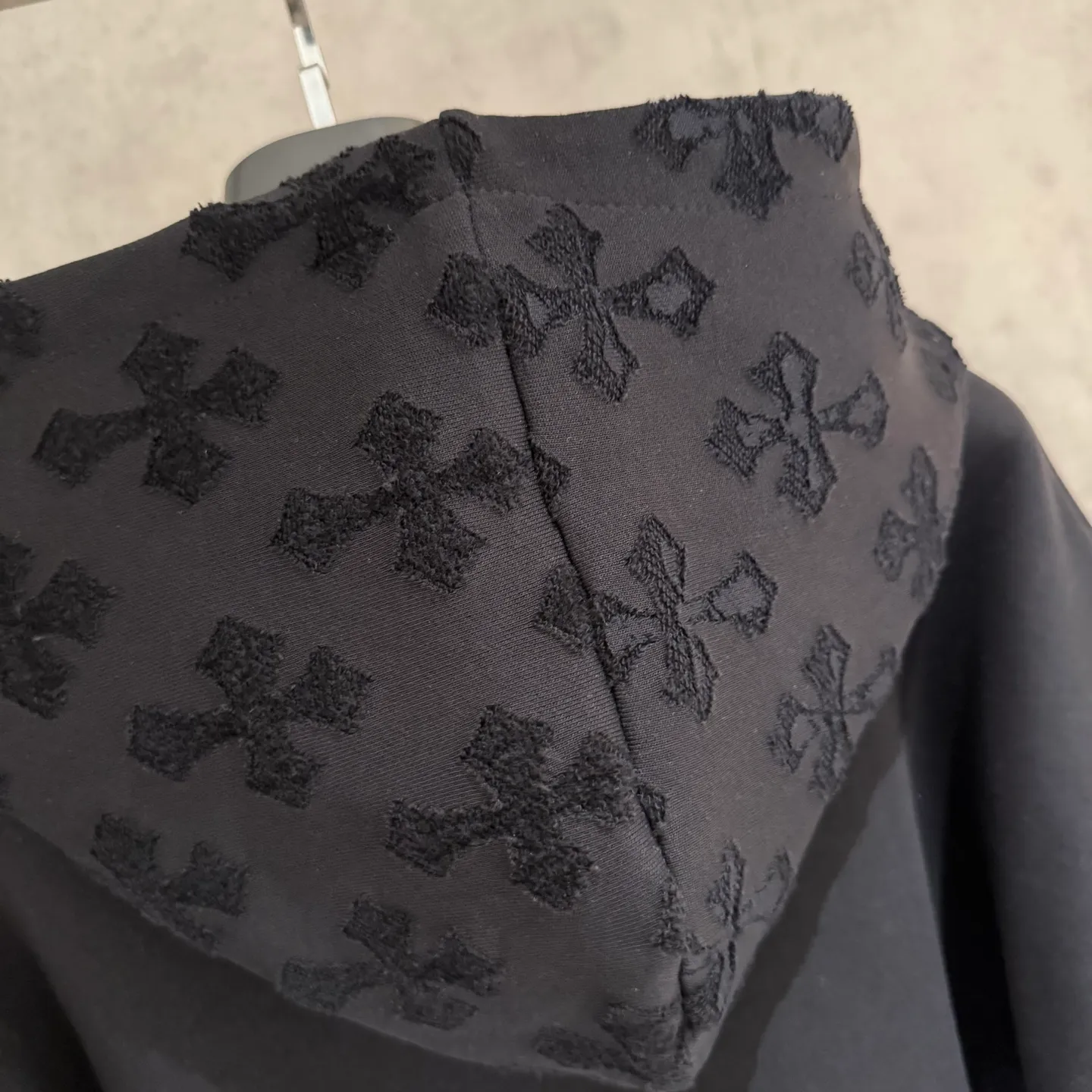🅿️390 [Strict quality control] CH Croixin's new long-sleeved hooded sweatshirt. The fabric is made of heavy 480g double yarn fabric. The whole garment is washed. The front and rear panels are laser-burned. The ready-to-wear wash is loose. The fabric is stiff and stylish. It does not deform or shrink. Color: black, white, floral gray. Size: M-2xl